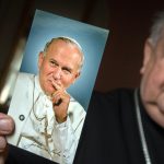 Dziwisz skarży się, że w Polsce krytykują papieża, ale on wybacza
